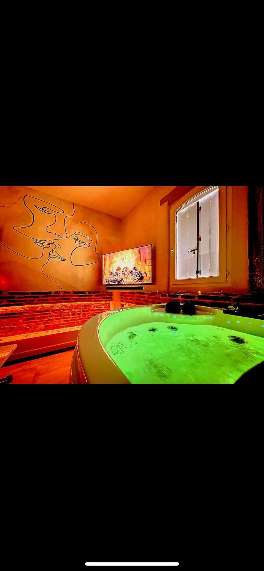 L'Antre Vue - Jacuzzi Au Chateau Belberaud Luaran gambar